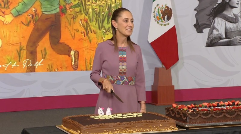 FESTEJAN A LA PRESIDENTA SHEINBAUM EN LA MAÑANERA