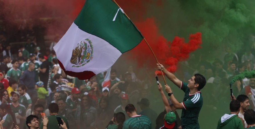 FESTEJAN EN PLAZAS DEL PAÍS PRIMER TRIUNFO DE LA SELECCIÓN