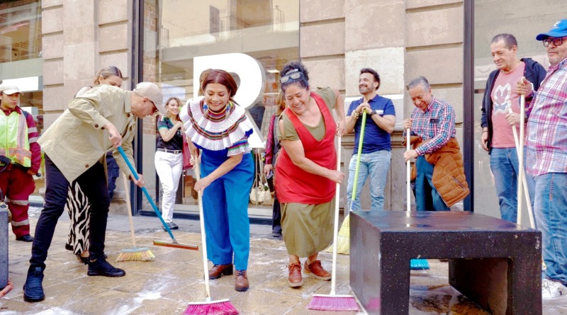 LIMPIAN CALLES TRAS RETIRO DEL PLANTÓN DE LA CNTE