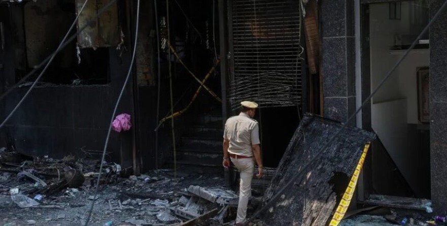 MUEREN 20 PERSONAS TRAS INCENDIO EN HOTEL DE LA INDIA