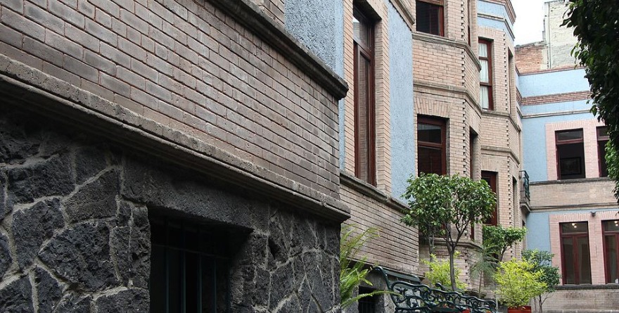 POLÉMICA EN LA ROMA: ABREN CABARET EN CASA DEL POETA
