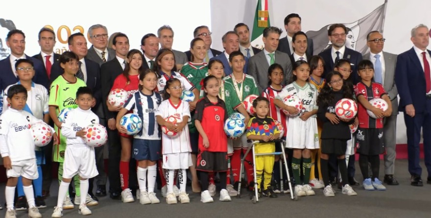 SHEINBAUM ABANDERA AL TRI