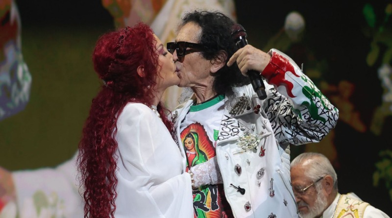 ÁLEX Y CHELA LORA RENUEVAN SUS VOTOS ANTE PÚBLICO EN CONCIERTO