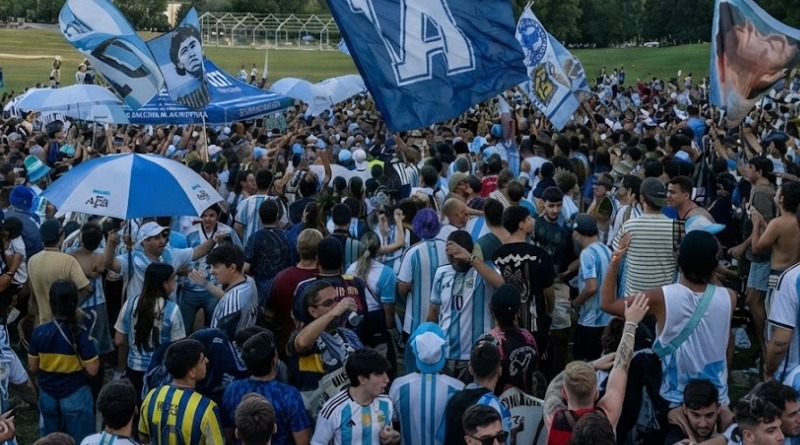 BANDERAZO ALBICELESTE DE LA AFICIÓN ARGENTINA EN ATLANTA