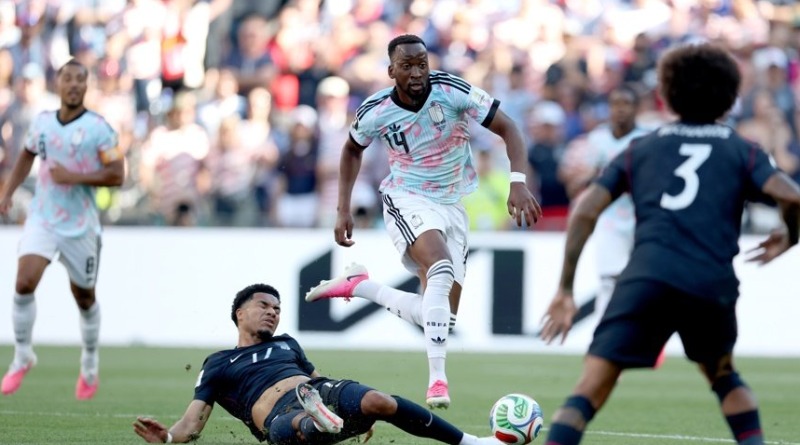 EL ÚLTIMO ANFITRIÓN ABANDONA EL MUNDIAL