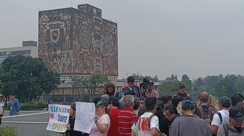 EN LA UNAM LOS ADMITIDOS EXIGEN RESPETAR SUS INSCRIPCIONES