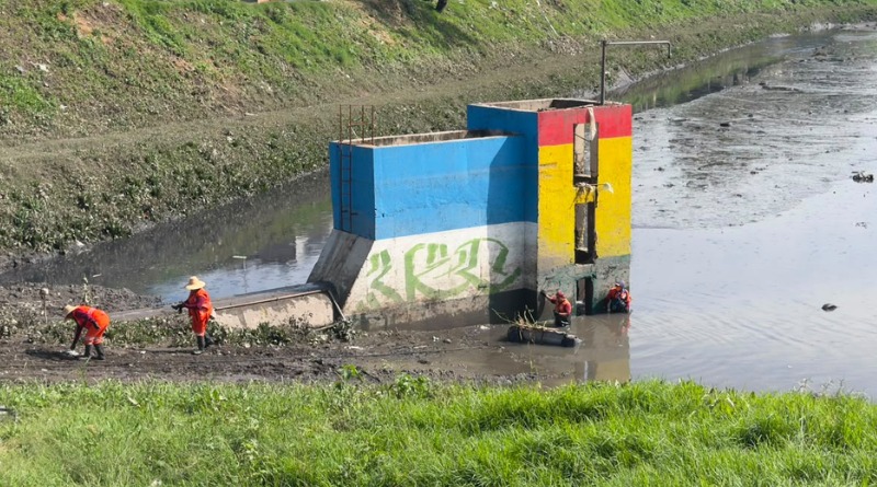 LIMPIAN PUENTE NEGRO PARA PREVENIR FUTURAS INUNDACIONES