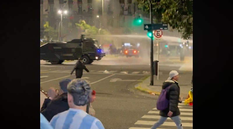 POLICÍAS Y AFICIONADOS SE CONFRONTAN EN ARGENTINA