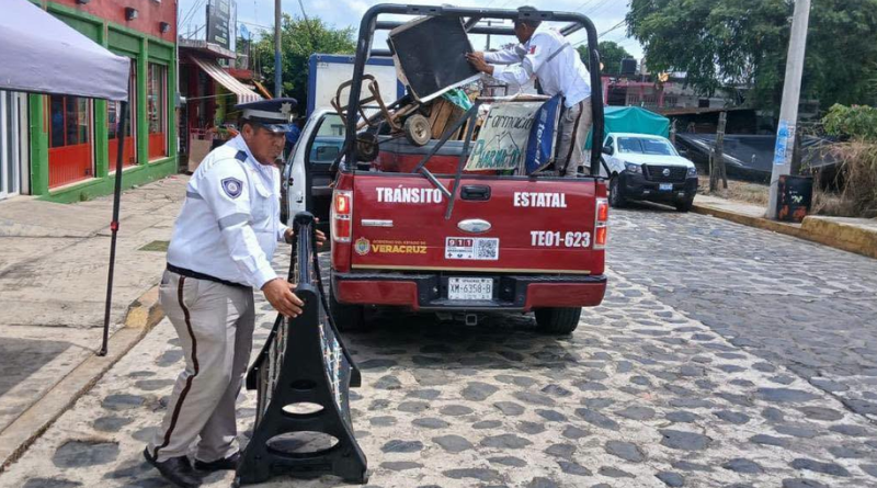 RETIRAN OBJETOS QUE APARTAN LUGARES EN COATEPEC