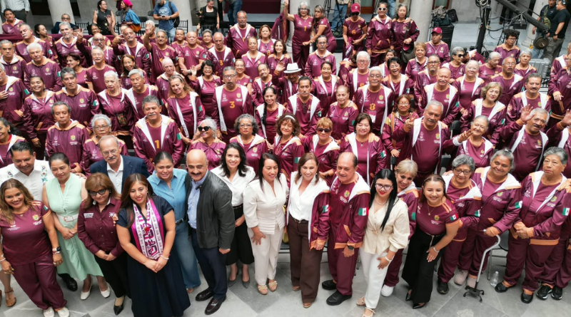ABANDERAN A LA DELEGACIÓN VERACRUZANA PARA LAS OLIMPIADAS DE ORO