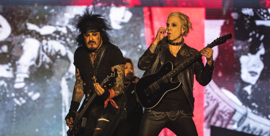 CENTENARES DE FANÁTICOS DISFRUTAN A MÖTLEY CRÜE EN LA FENAPO