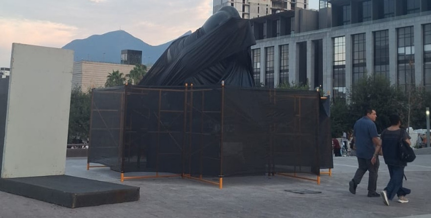 AL FIN CAMBIA DE LUGAR EL CABALLO DE BOTERO