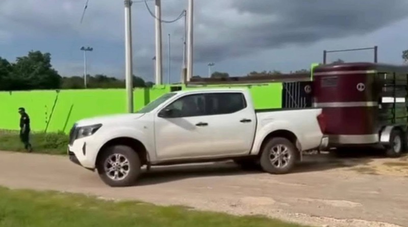 ALCALDE APROVECHA CAMPO DE BEISBOL PARA MONTAR A CABALLO