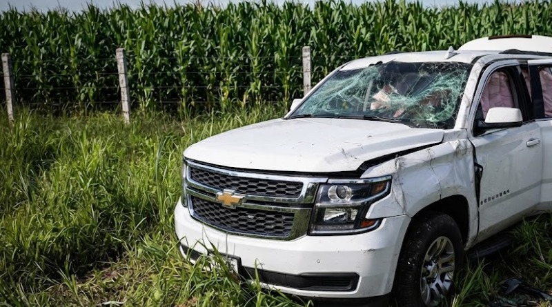CAMIONETA QUE TRANSPORTABA COLABORADORES DE SENADORA BAÑUELOS SE VUELCA