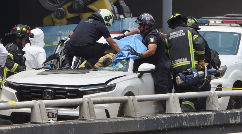 CONDUCTORA FALLECE CUANDO DERRIBAN ESTRUCTURA