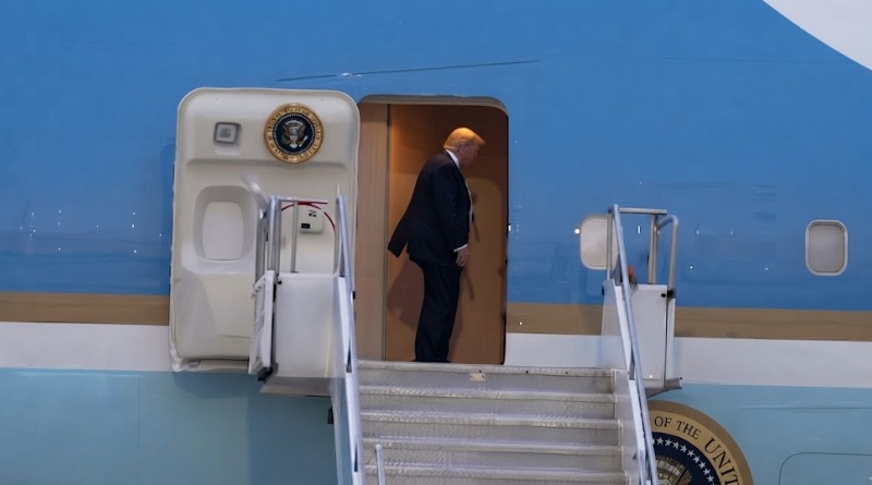 CUESTIONAN A TRUMP POR LOS ‘SEÑUELOS’ DEJADOS EN SU CAMBIO DE AVIÓN