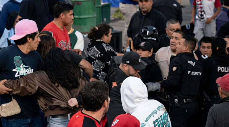 DISPARAN POLICÍAS EN RIÑA EN ESTADIO DE VERACRUZ, HIEREN A 3