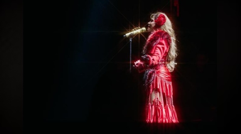 GLORIA TREVI BRILLA Y PRENDE EN LA FENAPO