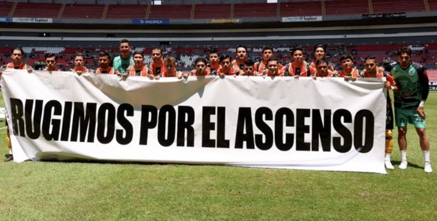 LA CANCHA SE CIERRA MIENTRAS CRECE LA CRISIS