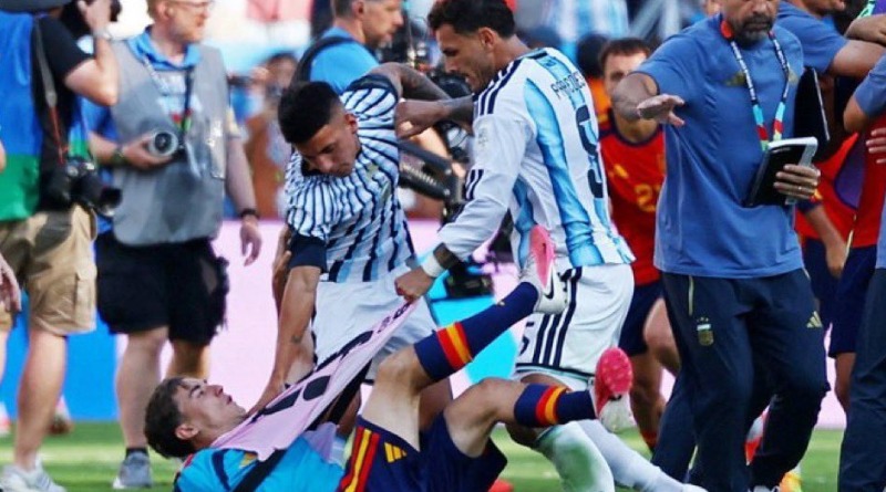 LA FIFA INHABILITA A PAREDES POR 10 PARTIDOS LUEGO DE PELEA EN LA FINAL