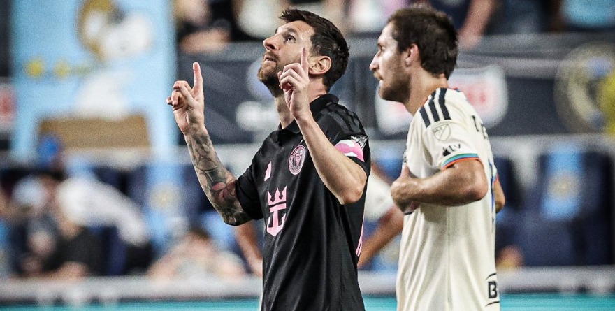 MESSI CONCRETA SU PRIMER GOL CON DEDICACIÓN A SU PADRE
