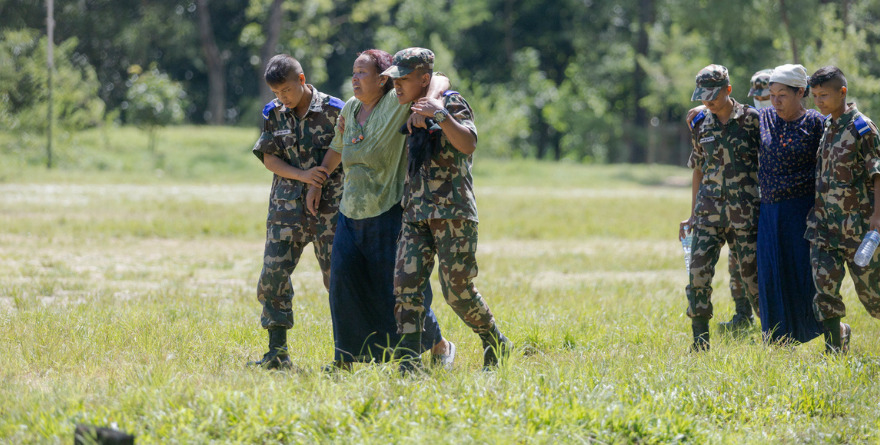 NEPAL ABRE TÚNELES PARA RESCATAR A 900 ATRAPADOS
