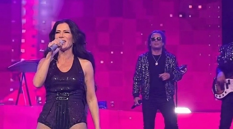 SENTIDOS OPUESTOS JUNTA A SUS ADMIRADORES EN LA MISMA FIESTA