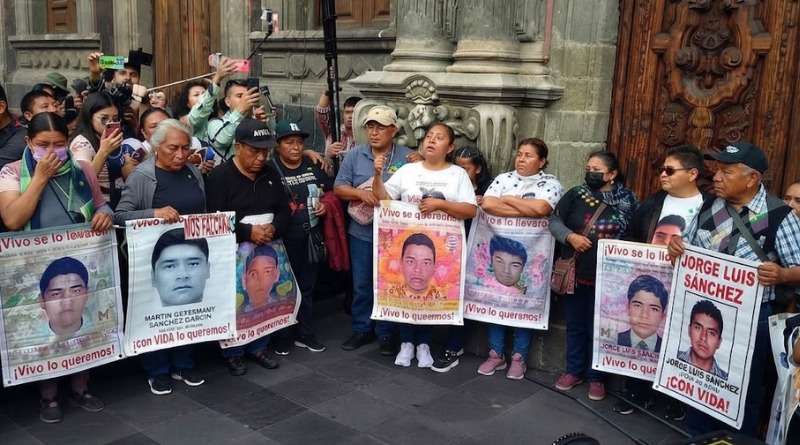 SHEINBAUM SOSTIENE ENCUENTRO CON PADRES DE LOS 43