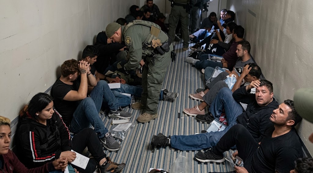 TEXAS LOCALIZA A 20 MIGRANTES ATRAPADOS EN TRÁILER