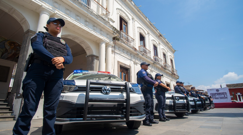 EQUIPAN A LA POLICÍA MUNICIPAL DE COATEPEC