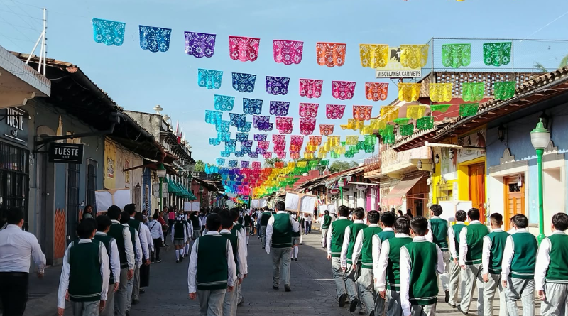 DESFILE PATRIO RECORRE CALLES DE COATEPEC