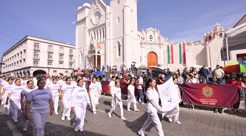 DESFILE CÍVICO MILITAR CONMEMORA LA INDEPENDENCIA EN XALAPA