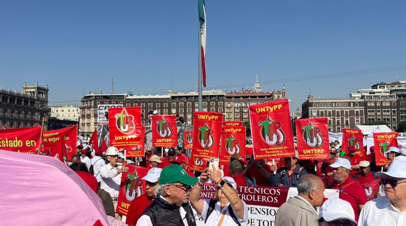 JUBILADOS PROTESTAN POR PAGO DE FINIQUITOS EN EL ZÓCALO