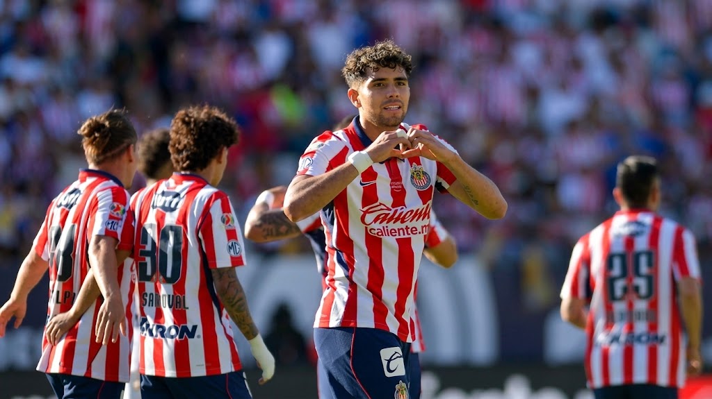 CHIVAS IMPONE GOLEADA ANTE ATLÉTICO DE SAN LUIS CAMINANDO