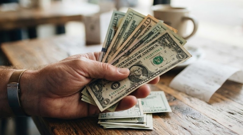 CIERRA DÓLAR SEMANA CON REPUNTE