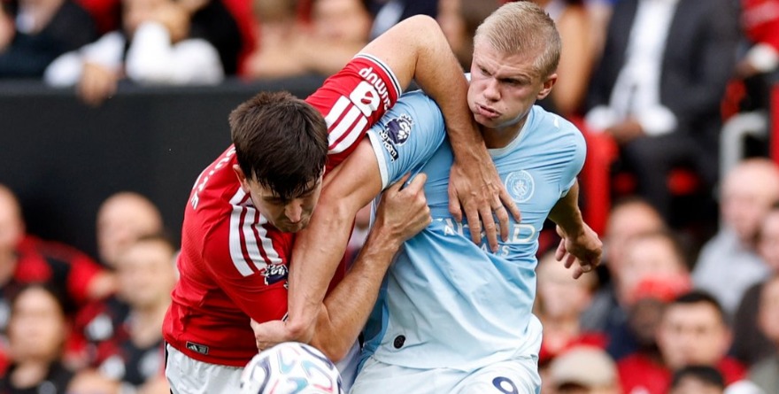 EL UNITED CAE ANTE EL MANCHESTER CITY EN EL DERBI
