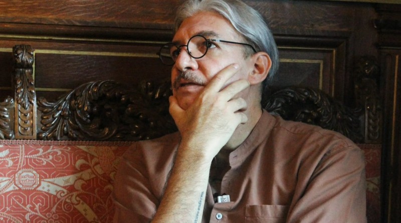 EMILIANO MONGE LE ESCRIBE AL LENGUAJE