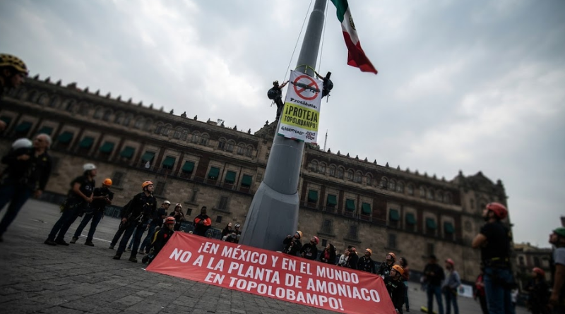 GREENPEACE TOMA EL ASTA DEL ZÓCALO