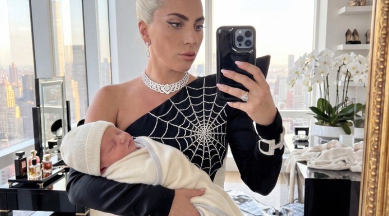 LADY GAGA DEBUTA COMO MAMÁ