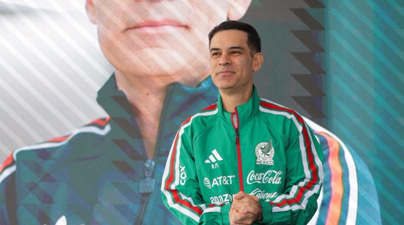 MÁRQUEZ COMPROMETE SU IDENTIDAD Y ENTREGA
