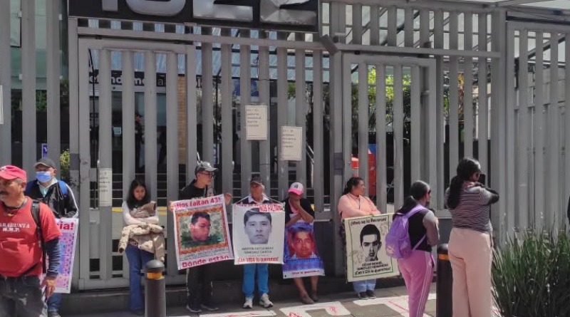 PROTESTAN PADRES DE AYOTZINAPA EN CORTE