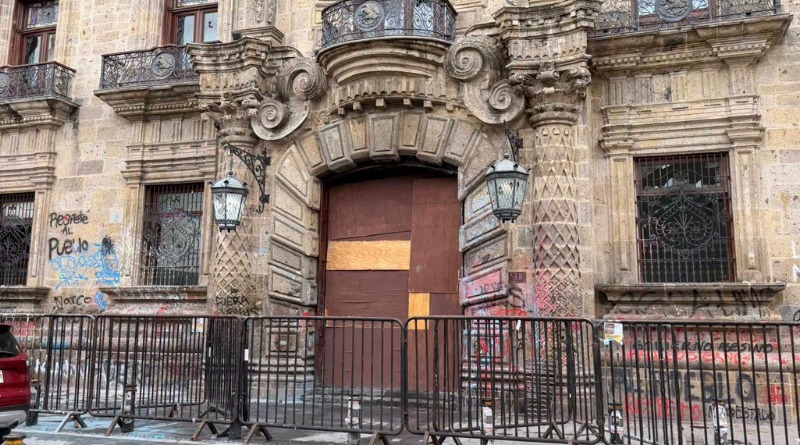 ATACAN PALACIO CON PETARDOS Y MOLOTOV