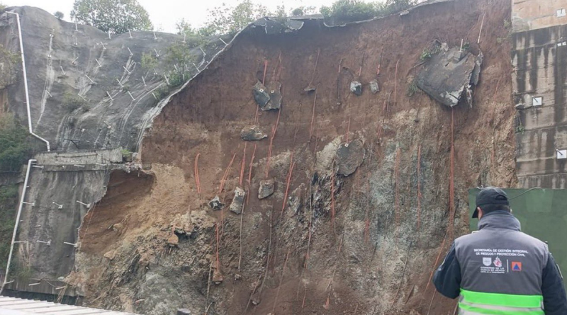 CAE TALUD SOBRE COMERCIOS EN CUAJIMALPA