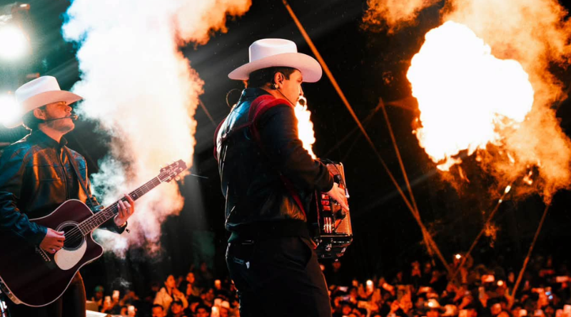 CANTAN NARCOCORRIDOS Y ARRIESGAN MILLONARIA MULTA