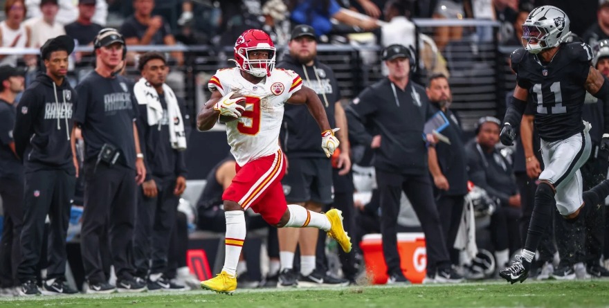 CHIEFS GANAN A RAIDERS Y LE QUITAN EL INVICTO