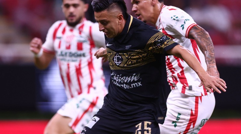CHIVAS TRIUNFA CON AYUDA DE NECAXA