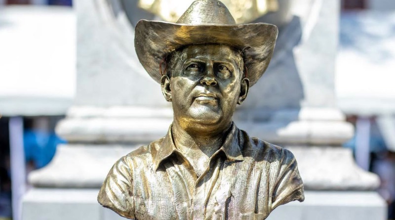 COLOCAN BUSTO EN MEMORIA CARLOS MANZO