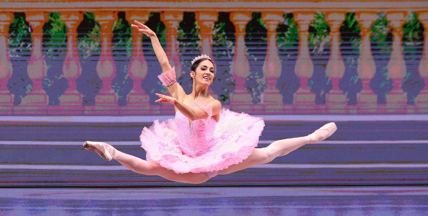 DESAFÍAN A LA LLUVIA POR VER SU DANZA