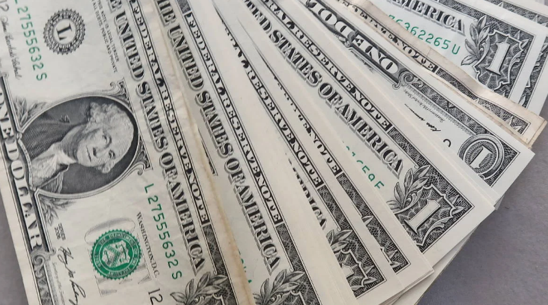 DÓLAR CIERRA EN DIECIOCHO SESENTA Y CINCO