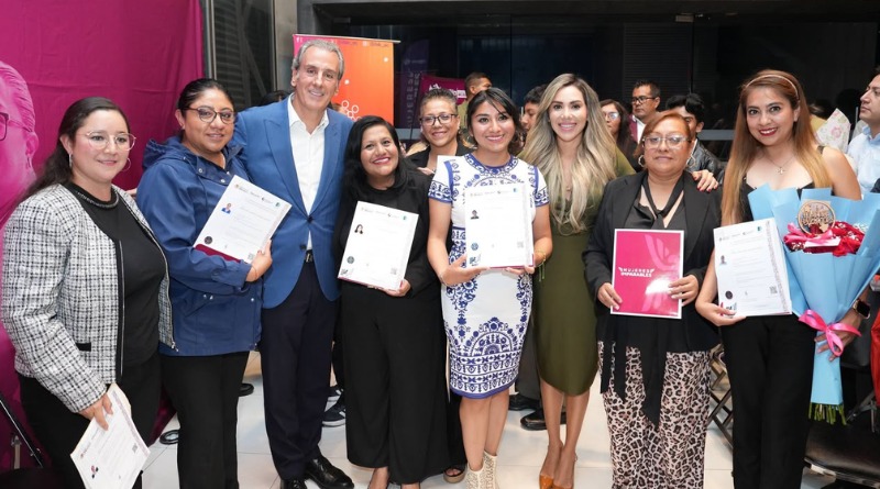 ENTREGA ALCALDE CERTIFICACIONES A CUIDADORES